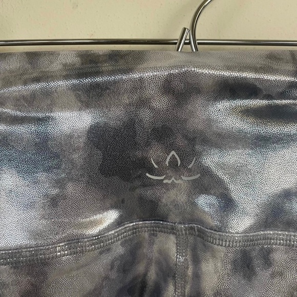 Beyond Yoga Metallic Tie Dye High Waisted Midi Legging - Picture 11 of 12